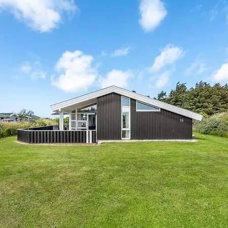 3 Bedroom Stunning In Hjorring Holiday home *